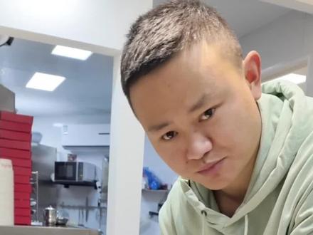 老生常谈的一个问题。没有哪个商家傻到会在尺寸上去做动作的。#手工披萨 #九江美食 #附近美食 #纯手工制作美食 #天选打工人今天吃什么