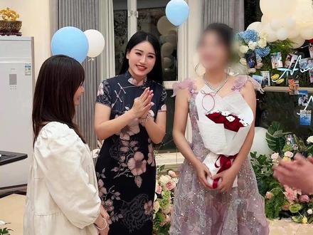 表妹爱上了保姆亮亮,却迟迟等不到回应 今天终于鼓起勇气表白了……#艾小菲 #护肤 #保姆 #记录真实生活