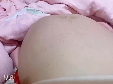 #孕晚期 #胎动瞬间 怀孕8个月,胎动频繁,一天都在动,坐着也动,站着也动,你们也这样吗?
