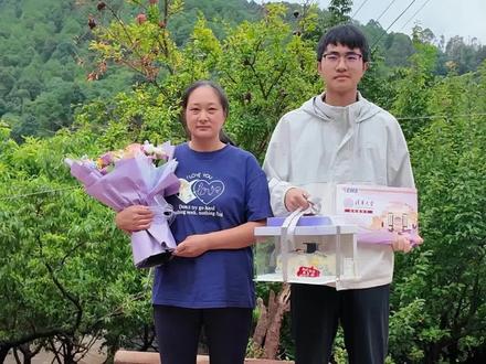 收到清华大学录取通知书啦! 东陆高中周永波同学,签收清华大学录取通知书