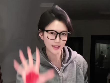 红色加蓝色会变成?!#这个手搓变装太有趣了 #手势变装 #变装