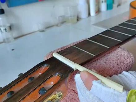 #吉他 #吉他维修 吉他上枕用不用胶水呢 或是用那类胶水 #吉他初学者