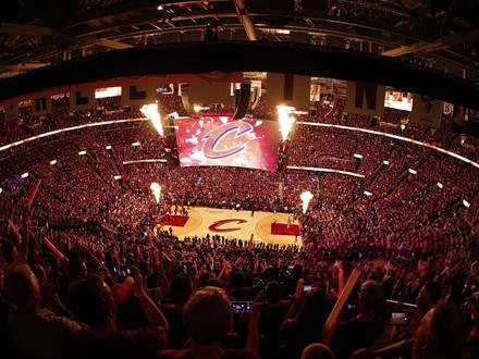 绝地七武士:2015 年 NBA 总决赛最孤独的一次冲冠 2015 年的 NBA 总决赛,被无数球迷称为“最悲壮的一届总决赛”。乐福首轮报销,欧文总决赛第一战加时赛受伤离场,强大的骑士三巨头,瞬间只剩下勒布朗·詹姆斯一人。全队能轮换的只剩七个人,角色球员防到脱水住院,詹姆斯场均出战 45 分钟以上。面对由库里率领、体系完整、防守效率联盟第一的金州勇士,骑士依旧在绝境中赢下了两场比赛,甚至一度取得 2 比 1 的领先。直到科尔的五小阵容出现,系列赛的天平才彻底倾斜。这不仅是库里生涯的第一冠,更是勒布朗·詹姆斯职业生涯中,最孤独、也最悲壮的一次总决赛。而骑士与勇士的史诗级对决,也正是从这一年开始。#勒布朗詹姆斯 #NBA #篮球