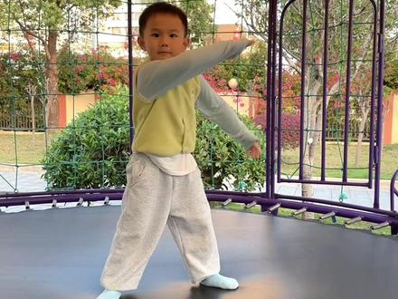 越来越奥(特曼)化了,幼儿版《孤勇者》是轻松的“打架”玩耍。 #小屁孩越来越像那么回事了 #创作者中心 #创作灵感 #人类幼崽 #孤勇者