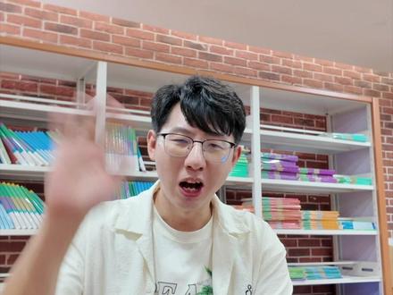 高中名校重庆一中一地理老师以UP主@一地er 身份走红网络。该老师参与的高考冲刺内容「最后十课」在B站累计播放量近22亿次,有学生称「最后十课」内容让其最终提分100,该系列内容也让多名 #大山孩子靠看视频考上清华 #高考生看十节网课提分100