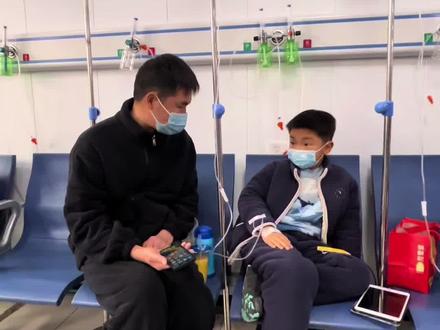 没躲过的甲流.这次的甲流太凶猛了,第一天体温一直在37.6,精神状态一直很好,去医院检查说不是甲流,晚上回来就高烧40度,迷糊状态,偶尔咳嗽,6点在我们当地诊所打的吊水,退烧了,当时体温恢复正常了,中午睡个午觉,体温直接飙升40.3度,继续喂美林,不退烧,别人说的喝维c饮料,泡脚,各种物理降温没有任何用,继续带来找医生,医生说这期比较严重,间隔8个小时,继续打点滴,不想打也没有办法,不退烧,找人买玛巴洛沙韦,还没有到,精神状态还挺好的,还有力气和他爸理论,一天一夜老母亲的心都提到嗓子眼了,大意了,一直以为是普通感冒了,这次甲流比阳了病毒更猛烈,希望宝贝们都早日好起来!#甲流 #发烧 #快点好起来 #病毒