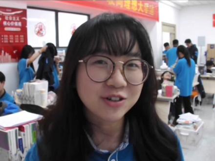 江科复读时光里的细碎小回忆 我是今年刚高考完的一名复读生,我所在的24班是我们学校的重点班。听着好像是好班叭,实则是文科班中的垫底班哈,去年领参观的学姐还调侃过:“正因为成绩差要重点关注,所以叫这名啊。”
去年的我因为高中三年没有很努力果不其然的高考失利后选择来复读,我觉得不甘心,认为肯定是自己不够努力才没考好。在我和父母多方的讨论和参观下,选择了现在这个学校。这里离我家开车要两个多小时,全封闭的学校意味着要面临着离开父母独自住宿,学习,生活。从小到大我都没有离父母这么远和这么久过,刚开始我非常的不适应,陌生的环境陌生的同学以及高考失利后的压力和失望堆积在我心中。但一次跌倒,也让我更加明确自己学习的目标。这一年,毫不夸张我能说是我最最最努力的一年。因为成绩而崩溃大哭的次数比我高中三年加起来都多。在这个期间,我迷茫过,失落过,崩溃过。说实话,复读没有压力是不可能的,于我而言,高昂的复读学费,父母的期待,对未来的憧憬和惆怅,以及怕被亲戚当成反面教材等,都是我压力的来源。有时我也会觉得喘不过气,也想过放弃,但最终还是咬牙坚持下来了。如果有人问我后不后悔再来一年,我会毫不犹豫的说:不后悔!在这一年里,我收获到了很多很多,不仅是成绩的提升,更多的是真挚而纯粹的友情(是失利的互相鼓励,相互促进,一起学习进步;是熄灯后的寝室谈心,相互了解。是没有恶意的竞争,会因为你的努力得到回报为你感到开心;是自习课一起偷偷吃零食;是我过生日时为我在操场上的大声歌唱……很多很多美好难忘的回忆);有经验的老师耐心并且有技巧的引导与鼓励;因不同地方学生聚集在一起眼界的开拓等等
下个礼拜就要出成绩了,说实话我并没有很足的自信,我挺忐忑的,因为几次模考,我的成绩也没有很稳定。但我今年真的已经尽我最大的努力在学了,说没有遗憾是假的,但今年我真的会是我一生中最难忘的一年,我尽力了,我不后悔!我才19岁!我的人生才刚刚开始!也许我真的不擅长学习,但我爸说了,人生的容错率很高,所以我会带着今年的收获,勇敢的继续走下去,去探索属于我的道路!
我想对所有复读的同学们说:“大家都超棒的,我们都是勇士,披荆斩棘走到这里。接下来就让我们去打开更大的门吧!”#复读上岸 #复读生 #青春是本太仓促的书