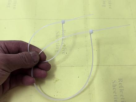 今天才知道,原来解开扎带这么简单,用手轻轻一碰这里,1秒打开