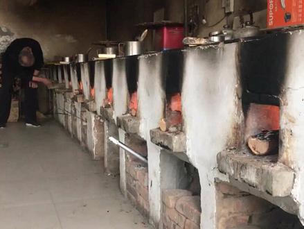 山东大爷做大饼,一个5斤,12口锅一起做#舌尖上的美食 #探店 #聊城美食 @抖音小助手