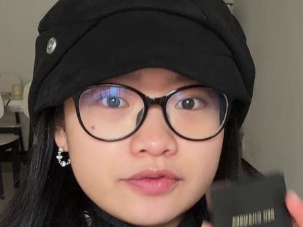 5分钟超详细的口红分享 #新手化妆 #普通人化妆 #秋冬口红 #黄皮口红 #素颜口红
00:27 RC多用蜜桃秒
02:05 橘朵精华口红
03:34 她叙丝绒唇釉M21