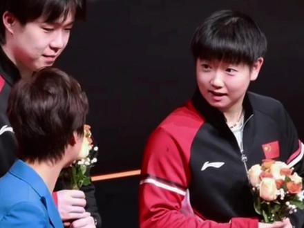 张怡宁现身颁奖,莎莎被偶像逗笑,王楚钦拍肩安慰太暖心 #孙颖莎 #王楚钦 #张怡宁 #王楚钦孙颖莎0:3林钟勋申裕斌