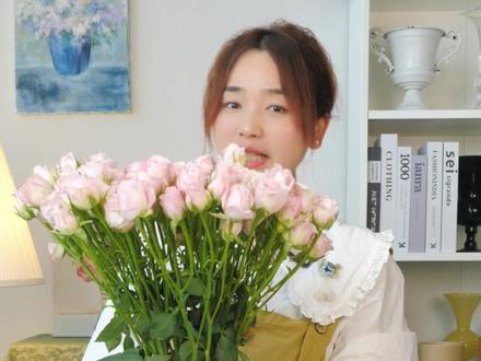 仙子之吻玫瑰养护全流程|从花市抱回开到爆瓶的秘诀✨ 宝子们!今天把我私藏的仙子之吻玫瑰养护全流程掏出来了!
从花市抱回这束温柔到发光的粉玫瑰,到插瓶开成小花园,每一步都给你们掰碎了讲👇
1️⃣ 刚拿到手先别急着拆!
• 斜剪根部2cm,立刻放进深水醒花(水位到花头下方2cm)
• 醒花4-6小时,让蔫蔫的玫瑰喝饱水,恢复精神
2️⃣ 修剪是关键!
• 去掉所有浸泡在水里的叶片,避免烂叶污染水质
• 枝干长度根据花瓶高度调整,花头高出瓶口5-8cm最好看
• 仙子之吻花瓣偏软,别过度撕扯外层保护瓣,留一点更耐养
3️⃣ 插瓶养护小技巧
• 用干净的花瓶,每天换一次水,每次换水都斜剪根部
• 避免阳光直射和空调出风口,放在阴凉通风处
• 想要花期更长?可以在水里加一点点84或者鲜花保鲜剂
✨ 花期
作为切花玫瑰,仙子之吻的花期表现很优秀:
• 常规养护:7–10天
• 精心养护(勤换水、剪根、避强光):可延长至10–14天
• 它属于皮实耐养的多头玫瑰品种,不容易灰霉,花朵也很容易完全舒展,是新手友好的长花期选手~
💌 花语
你是我藏在心里的爱意:最经典的花语,代表深沉又内敛的喜欢,适合暗恋或温柔告白。
真的太爱仙子之吻的温柔粉了!层层叠叠的花瓣像小裙子一样,养开之后氛围感拉满✨
宝子们还有什么养护问题,评论区问我呀~
#仙子之吻玫瑰 #玫瑰养护 #鲜花养护 #新手养花 #花艺教程 #粉玫瑰 #家居插花
