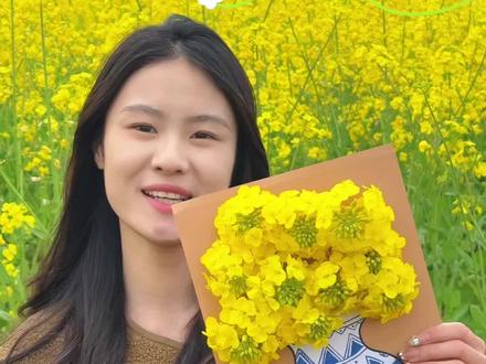 画下一个青花瓷花瓶,尝试装下春天的美!
#展示你的手工diy成果 #我做的春日限定手工 #手工diy #幼儿园手工 #油菜花