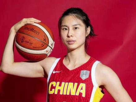 中国女篮加时险胜巴西:末节崩盘险丢胜局!王思雨21分铁血翻盘 王思雨成绝境核心:单节轰 13 分加时稳罚,扛起女篮取胜大旗。张子宇关键盖帽救主:10 分 4 板护框,成女篮内线秘密武器。女篮苦战巴西迎险胜:末节断电遭绝平,加时发力完成翻盘。缺双塔仍能赢球:刘禹彤内线硬扛,女篮团队韧性拉满格。#女篮 #张子宇 #王思雨 #中国女篮 #女篮世预赛