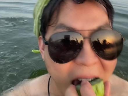 微山话中的“鸡嘎子”通常是指小鸡的内脏,也可以用来形容某个事物无用或者小而不起眼。此外,在微山乡村中,“鸡嘎子”还有一个寓意丰富的象征意义--代表人们希望自己家庭的后代也能够“飞黄腾达”、“扶摇直上”、获得成功和前途。因为“鸡嘎子”所
代表的“胆子、毅力和野心”很强,寓意着人们希望自己的孩子有“鸡嘎子”的勇气和魄力去拥抱未来,不断开拓进取,不断超越自我。因此,微山话中的“鸡嘎子”含义丰富,既代表了小鸡身上的一部分内脏,也传达着人们对未来的美好期许。#最后的倔强