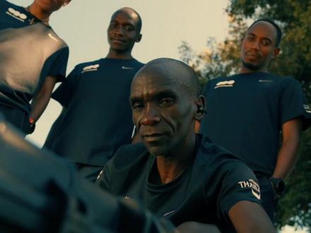 马拉松之神基普乔格(EK)发布一则视频官宣其所在跑团将与华为合作,华为终端CMO表示希望将华为在智能穿戴的专长,与跑团的专业运动知识结合。#基普乔格或将与华为进行深度合作