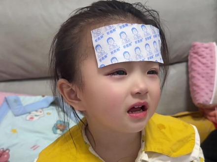 🦠躲过甲流,新冠,没躲过EB病毒,小伊琳这次确诊为EB病毒感染引起的传染性单核细胞增多症。病了有半个月(2025.1.16-2.1),瘦了三四斤。刚开始我们都以为是普通的感冒发烧,直到反复发烧,一直不退烧,我想着去抽血检查一下。等结果的时候我还想着怎么会病毒感染呢,明明已经很小心了,还抱着侥幸心理,直到血的结果出来,确诊为 传单,就赶紧收拾东西办理住院。
入院第一天晚上反复高烧,哭闹不停,难以入眠,鼻塞严重,眼睛眼屎很多,光说看不到妈妈了,看不到妈妈了,不停的擦眼睛,所有的坚强在妞妞生病的那一刻就会崩塌,有些滋味只有做了妈妈才懂吧,漫长又难熬的夜,温度计反复的测量,额头摸了又摸,一次又一次的喂水,住院两天也不见退烧,只能用激素药,激素治疗的第三天开始退烧了,没有再反复,住院七天后各种症状才逐渐消失。虽然经历这些苦难,好在病情都是往好的方向发展。现在的病毒真是层出不穷,所以加强锻炼,增强体质比什么都重要。
每一次的经历都是小伊琳的成长之路,爸爸妈妈很心疼却也代替不了你❤️#终于满血复活了 #养娃不易 #剪辑这个视频的时候,我看着相册里这半个月经历的点点滴滴还是会流眼泪。❤️
最后提醒大家,如果孩子有眼睑水肿,淋巴结肿大,反复高热,吞咽困难,声带粗哑,浓鼻涕多,鼻子不透气,两腿有热疹,睡觉像打呼噜一样,没胃口,吃不下喝不下,状态差,一定要找靠谱的医院及时就诊,以免耽误治疗。#希望所有的宝宝们都远离病痛,健康成长🍀#勇敢的宝宝