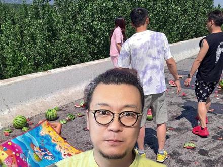 薛之谦好样的,薛之谦的粉丝也是好样的#此刻偶像的意义具象化了#薛之谦粉丝勇救老人#薛之谦#大伟热评