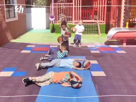 航天一幼#幼儿园户外游戏 #幼儿园 #幼儿园视频 #幼儿园的美好时光 小朋友们,你们知道垫子有哪些玩法吗?我们一起来看看吧。😊😎🤔🫰👀