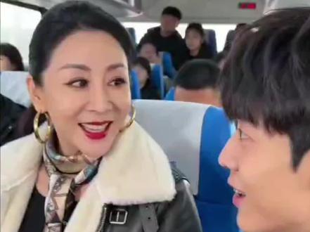 抖音玩法合伙人计划 公交车上猜姓氏谜题
##
🤔公交车上猜姓氏!阿姨一句话让全车人都笑疯了~这默契绝了!