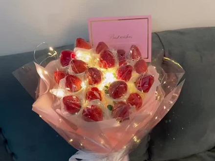 #草莓花束,🍓草莓的季节做一束草莓花束给你喜欢的人吧,寓意莓心苺肺莓烦恼,莓我不行🤘