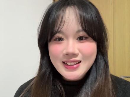 社恐i人必备🔥1招让你英语口语突然开窍‼️ 想练英语,但是又没有外教老师
作为i人又不太喜欢和太多人聊天
所以在外面大声说英语真的太难了
‼️但是其实i人一个人也有非常好的练英语方法
🌟 对话操作方法
打开豆包,点击语音通话功能,就能开始进行对话!
1️⃣明确指令:告诉豆包你想要练习的场景,这样它才能更准确的配合。
2️⃣大胆对话:不用怕出错,放心大胆表达。多说多练,口语才会越来越流利。
3️⃣不懂就问:对某个表达或解释有疑问,一定要及时追问,把这个点彻底弄明白。
4️⃣坚持练习:每天抽30分钟和豆包对话,坚持一段时间,你会发现口语水平有明显的提升。
#英语口语 #学英语 #豆包app #豆包ai #AI