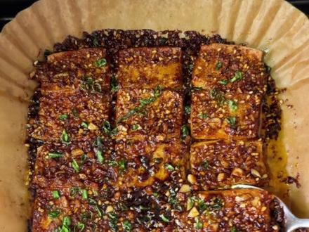 1.5元的豆腐空气炸锅20分钟,完美复刻烧烤店的铁板豆腐,不爱吃豆腐的小朋友一块接着一块#空气炸锅美食 #万能蘸料 #铁板豆腐 #空气炸锅豆腐 #vlog十亿流量扶持计划 @抖音小助手