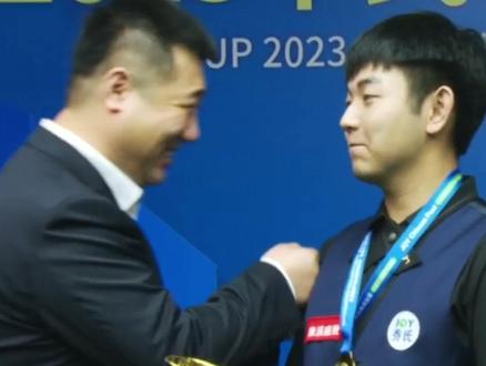 恭喜奥斯本兹雷镒玮斩获乔氏大师赛超级分站赛冠军🏆最好的新婚礼物 恭喜🎉#奥斯本兹球杆 @康溪盛世🎱雷镒玮 @台球裁判🎱高俊杰