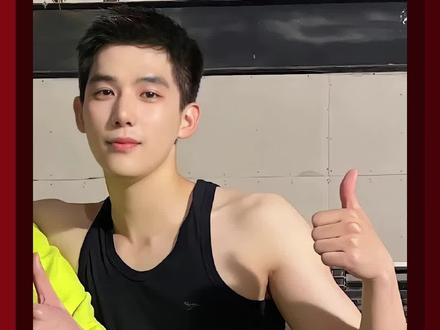 王安宇“我可太吃这个了!”#王安宇 #飞驰人生 #沈腾 #现在就出发#飞驰3王安宇演沈腾年轻版张驰