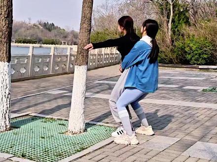 就这么下来的,#抱树 #抱树教程 #抱树前屈 #搞笑视频 #抱树怎么下来