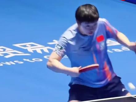 记者问莎莎,给球拍盖毛巾是什么意思?我莎俏皮的回答:秘密!这好像他哥也回答过记者:秘密!
#国乒 #孙颖莎