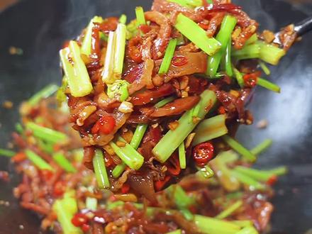 这样炒出来的腊肉非常香,值得一试哦#芹菜炒腊肉 #家常菜 #湘菜 #2022