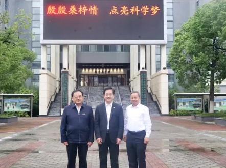 近日,中国工程院院士,上海交通大学副校长、上海交通大学医学院院长、上海交通大学医学院附属第九人民医院眼科主任医师范先群来到寿县一中作主题报告,并与学生亲切交流。