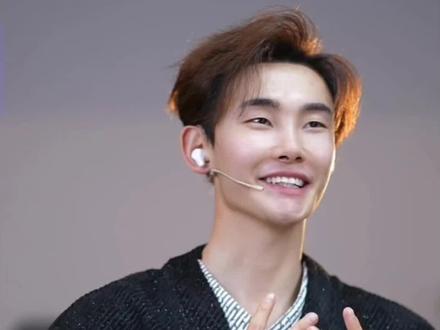 #龙浩天 #龙浩天瑶瑶 #生日礼物 #劳力士手表 #很喜欢 队长拆了瑶瑶送他的生日礼物给粉丝们看,这个手表很好看,队长戴在手上了,自己超喜欢的,以后开播就有手表看时间了,刚开播10秒钟直播间多少人了?瑶瑶真的是一个很好的女孩子,希望你两越来越好@龙浩天🐲 (4.10中午12点生日庆) @龙浩天🐲(生活号) @AI瑶瑶☀️ @瑶瑶小撑腰☀️