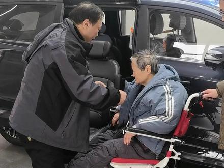 孝行天下,现代库斯途中排改装福祉座椅 #福祉座椅 #福祉座椅改装 #库斯途改装 #信德泰克福祉座椅
孝行天下,爱满库斯途!这位大哥特地从山东赶来信德泰克改装福祉座椅,只为方便老母亲出行。母亲年事已高,只能靠轮椅行动,平时生活起居都是大哥在照护,这辆库斯图也是他为了母亲买的。考虑到两人从外地赶来,我们也是加快了改装速度,师傅们只花了一天就改装好了,让他们可以早点回山东过年。验收时,大哥只需要将母亲抱到福祉座椅上,然后用手控器控制座椅回到车上,他说改装效果比预想的还要好,以后上下车自己和母亲都轻松多了。从满满一车的日常用品,还有为母亲整理衣服的细节就可以看出,大哥已完全将孝顺二字具体化,身为旁人我们也深受感动,也很开心我们的福祉座椅可以解决大哥的烦恼,为他的孝心尽一份力。