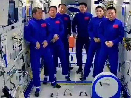 神舟二十二号:中国航天领跑世界的又一力证
近日,神舟二十二号舱内画面公开,满载航天食品、药品、新鲜果蔬及空间站备品备件启程,以无人状态奔赴空间站,成为在轨神舟二十一号乘组的新座驾,这一壮举再次彰显了中国航天事业的卓越成就,在世界航天领域遥遥领先。
此次神舟二十二号任务挑战重重,它取消载人模块,满载300千克货物,向2小时快速对接发起极限冲击。无人驾驶的飞船,难度远超有人驾驶,没有航天员手动干预,所有动作全靠智能系统自主完成,容错率几乎为零。但中国航天凭借137项技术改进,让关键系统可靠性与稳定性大幅提升,成功应对挑战。
中国航天还开创了“无人上行,载人下行”的全新模式,让任务更灵活、成本更低。目前全球载人飞船最快对接纪录是俄罗斯的3小时,美国龙飞船需约28小时,而中国若此次成功实现2小时对接,将刷新人类航天效率标杆。
神舟二十二号的成功,是中国航天从“补齐能力清单”到“把能力做成体系”的里程碑转折。它为未来载人登月、火星探测等深空探测任务积累宝贵经验,让人类走向更远宇宙的梦想更近一步。让我们为祖国航天事业的辉煌成就点赞!