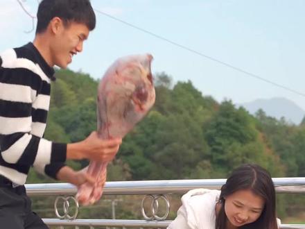 #我的乡村生活 花600多买了个鸵鸟腿,12斤多,估计骨头都有4斤了#农村美食 #鸵鸟