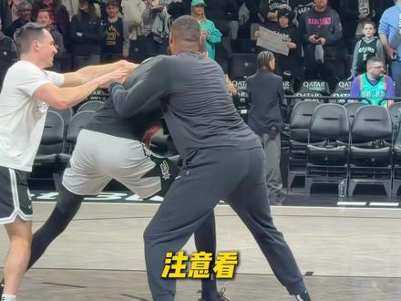 西部决赛的吹罚尺度再次被推上了风口浪尖,这样一边倒的哨声,真是联盟希望看到的吗?#文班亚马 #西部决赛 #亚历山大 #篮球