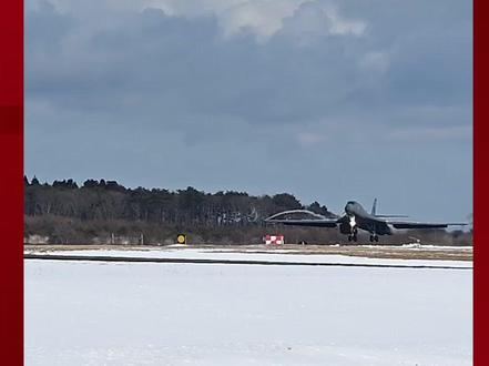 轰炸机与航母齐聚亚太 美国“印太战略”加速还是透支?