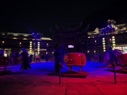 14分钟『傩面十二相』:望仙谷另一个很值得看的
对中国传统文化的兴趣日渐浓厚,喜欢非遗,喜欢了解不同少数民的风俗习惯!老祖宗流传下来的没有不经典的。
漫长的岁月中,傩神的由来渐渐被人忘记,人们只记得他们的出现往往伴随着鬼疫,于是人们头戴傩神面具,口诵咒语,将本该崇拜的傩神当做鬼疫来封印压制;主持祭祀的傩王,被称为方相氏,方相氏的小女儿通过一系列的事件解开了,人们对于傩神的千年错解.......