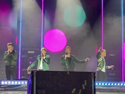 西城男孩特地为武汉多唱了一首平凡之路中文版#westlife #音乐现场 #平凡之路