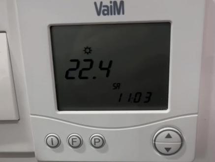 地暖开了,地面为什么不热?
地暖的温控面板的工作原理是这样的:设定的温度(需要的室内温度)比当下室内温度高,地暖工作图标显示正在工作。设定的温度比当下室内温度低或相同,地暖图标消失表示这个空间的地暖停止工作。
也就是说,当地暖运行一段时间室内温度达到了我们设定的温度,地暖会自动停止工作,室内温度下降1度后地暖重新开始工作。这也是为什么地暖开了地面不热的主要原因,这个空间达到温度,地暖停止工作后地面会慢慢变凉。
要求地面一直热的只能是把温控面板的温度设定的高一些,地暖一直在工作,地面就能一直是热的,但这样就不利于节能了。
#地暖#地暖不热 #地暖温控原理