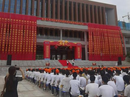 高考的号角已经吹响,松滋一中2022届高三毕业典礼暨高考壮行大会即将开始,女儿很荣幸成为本次毕业典礼的主持人,愿你在以后的人生道路上,勇往直前!前程似锦!#高考加油