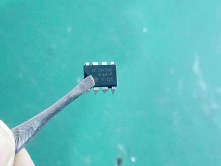 如何测量uc3842的好坏,单独加电下uc3842各脚的电压#电子电工 #万用表 #电子爱好者 #芯片 #开关电源