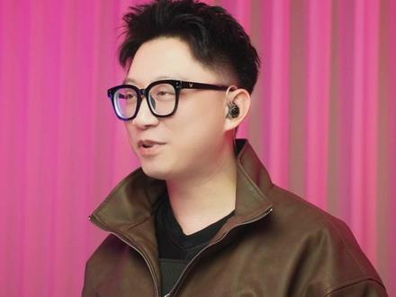 宋亚轩《爱是怀疑》烟嗓炸裂,锋芒毕露,舞台显锋芒。#宋亚轩 #宋亚轩爱是怀疑 #时代少年团 #时代少年团宋亚轩 #reaction