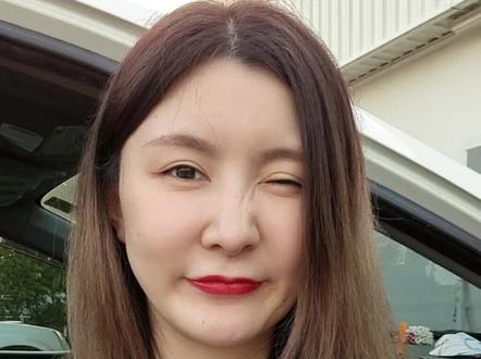 泰国🇹🇭各种各样的小吃无奇不有,老阿姨今天也装一把小孩子吧!(吃完了顺便给孩子当玩具玩了😃)#泰国#泰国美食#泰国夜市#泰国甜点#泰国路边摊#果冻@DOU+小助手 @抖音小助手