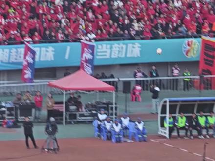 湘超永州对娄底淘汰赛,电视转播看不到的现场画面,却是最真实的球场。无任何倾向,仅供了解。