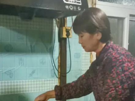 猪头肉肥的太多了放一些大葱烙卷饼吃,可香了#小时候味道 #外酥里嫩 #农村美食 #太香了