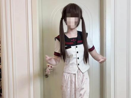 这衣服好丑啊 我好不容易化一次妆 #嘉桐摇 #变装 #反差 #水手服 #抖音热门舞蹈计划