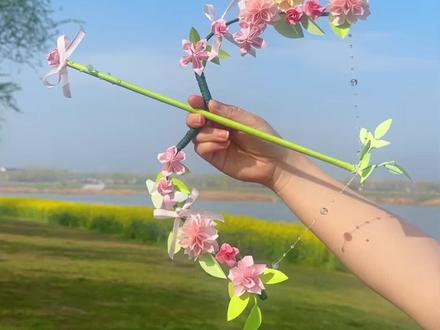 樱花弓箭精准射中我心巴💘樱花弓箭超详细折纸教程来了 把春天弯成一把弓箭,握在手里赴一场春日之约,手残党必学,快艾特你最好的朋友给你做。#折纸 #花弓箭 #折纸教程 #手工 #亲子手工